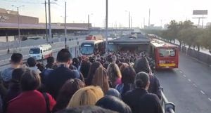 Filas "interminables" para ingresar a estación de TransMilenio.