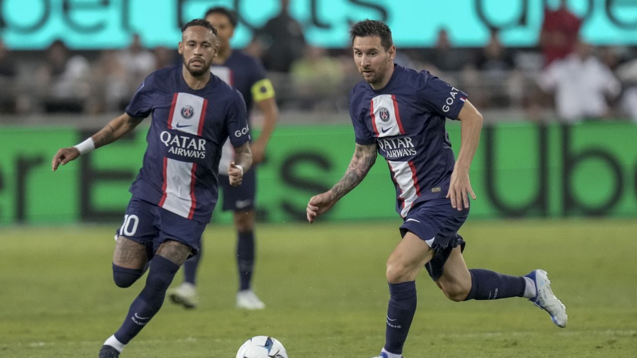 Lionel Messi del Paris Saint-Germain controla el balón frente a su compañero Neymar durante la Supercopa de Francia contra Nantes en Tel Aviv, Israel, el 31 de julio de 2022. (AP/Ariel Schalit)
