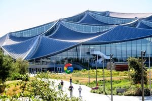 Los trabajadores abandonan el campus de Bay View de Google en Mountain View, California, el 27 de junio de 2022. Foto AFP / NOAH BERGER 