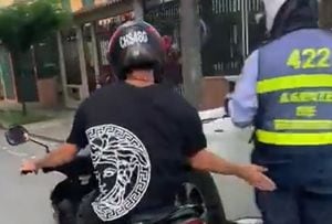 La falta de respeto quedó registrada en video. El motociclista dejó descubierta la placa de su vehículo.