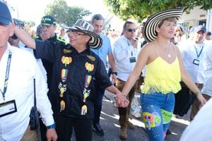 Acompañado de la primera dama, Verónica Alcocer, el presidente Gustavo Petro se hizo presente este sábado en el Carnaval del Suroccidente, un desfile que se goza toda la comunidad de este sector de Barranquilla.