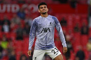 El mediocampista colombiano del Liverpool Luis Díaz calienta antes del partido de fútbol de la Premier League inglesa entre el Manchester United y el Liverpool en Old Trafford en Manchester, noroeste de Inglaterra, el 22 de agosto de 2022. (Foto de Paul ELLIS / AFP) /