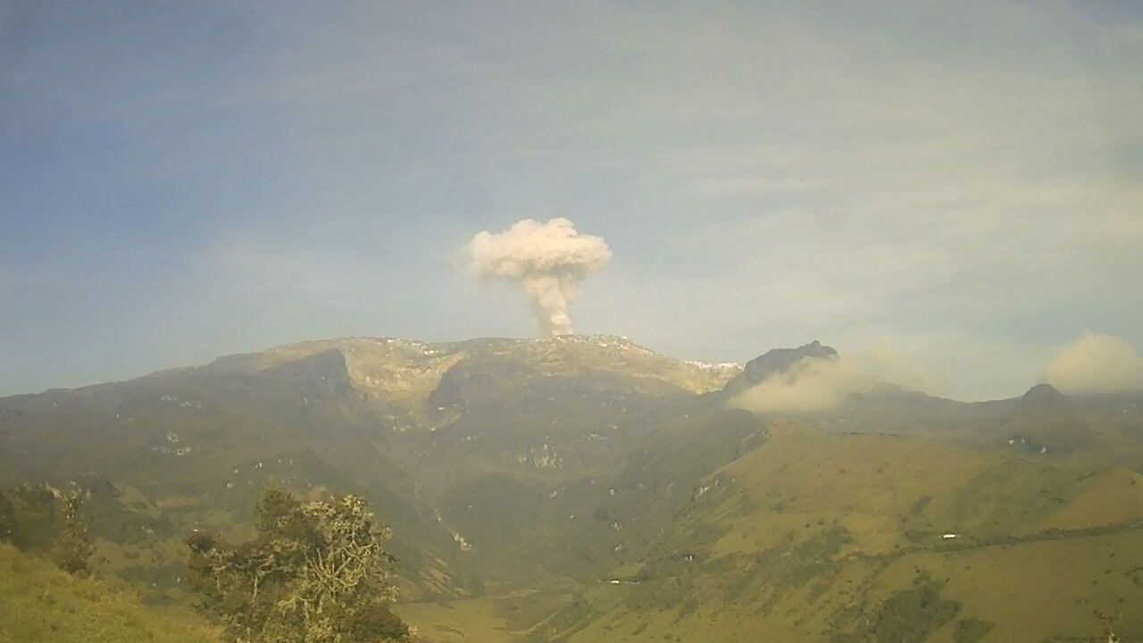 Así es como se ve el volcán Nevado del Ruiz este viernes.