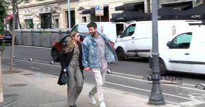 Clara Chía y Piqué en alguna de sus apariciones frente a los paparazzis.