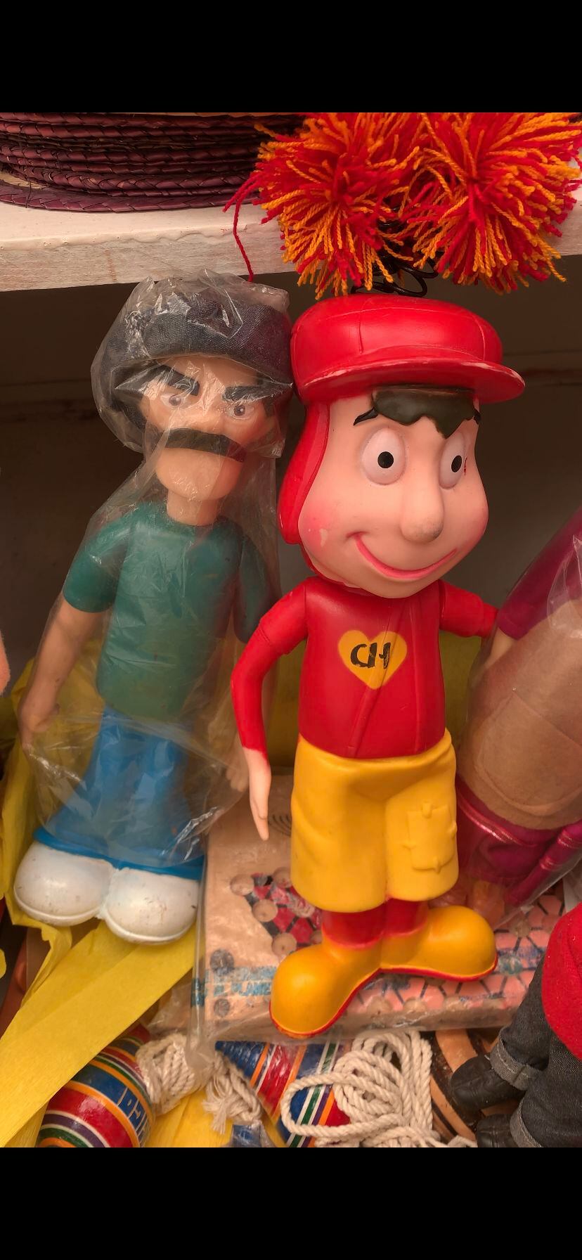 Del universo de Chespirito se vende peluches, portalápices, camisetas, muñecos de madera y de plástico.