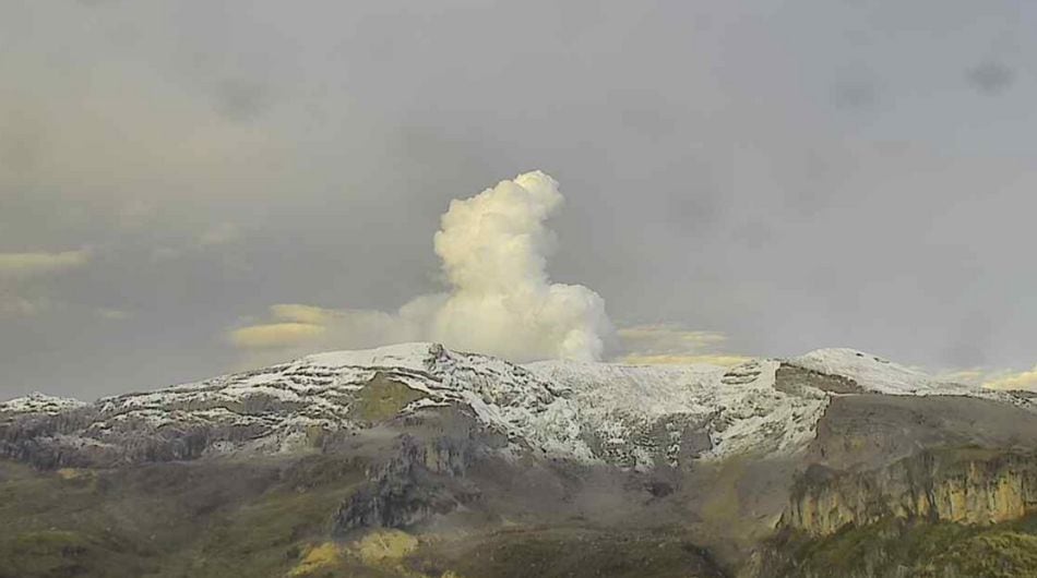 Panorámica del volcán Nevado del Ruiz desde el Cañón de Azufrado.
