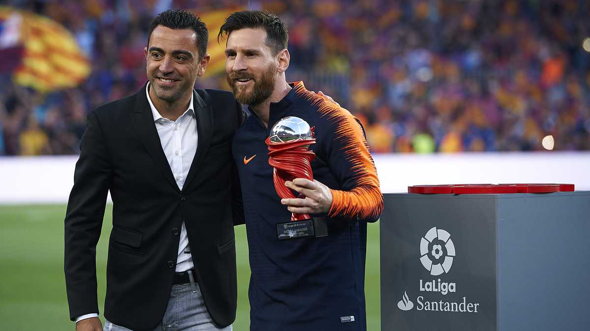 BARCELONA, SPAIN - MAY 20:  Xavi Hernandez gives Lionel Messi of Barcelona the trophy to the best player of the month prior the La Liga match between Barcelona and Real Sociedad at Camp Nou on May 20, 2018 in Barcelona, Spain.  (Photo by Quality Sport Images/Getty Images)