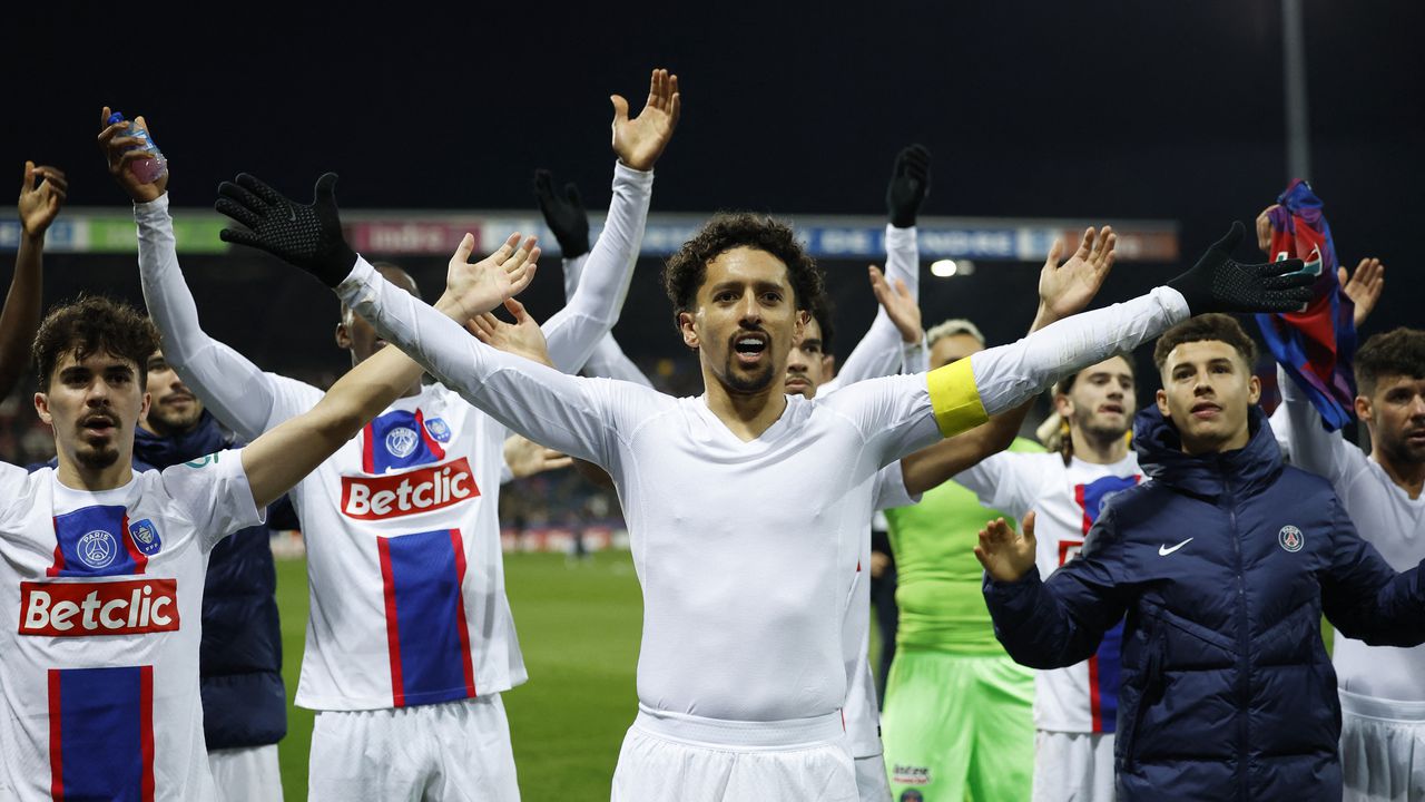Soccer Football - Coupe de France - LB Chateauroux v Paris St Germain - Stade Gaston Petit, Chateauroux, France - January 6, 2023 Paris St Germain's Marquinhos and teammates celebrate in front of their fans after the match REUTERS/Stephane Mahe