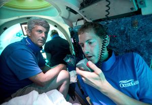 El piloto Randy Holt (d) y Stockton Rush (i), CEO y cofundador de OceanGate, en un sumergible cerca de Fort Lauderdale, Florida, el 28 de junio de 2013. (Foto AP /Wilfredo Lee)