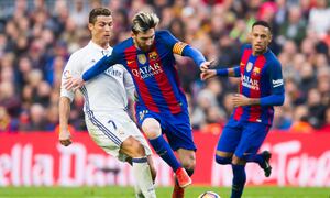 BARCELONA, SPAIN - DECEMBER 03: Lionel Messi of FC Barcelona conducts the ball next to Cristiano Ronaldo of Real Madrid CF during the La Liga match between FC Barcelona and Real Madrid CF at Camp Nou stadium on December 3, 2016 in Barcelona, Spain. (Photo by Alex Caparros/Getty Images)