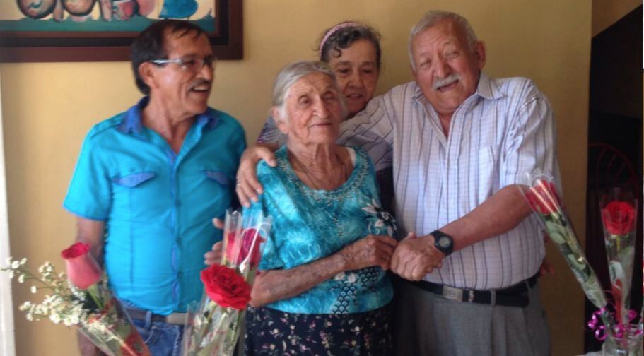 Sofía Rojas con algunos de sus hijos en la celebración de uno de sus cumpleaños.