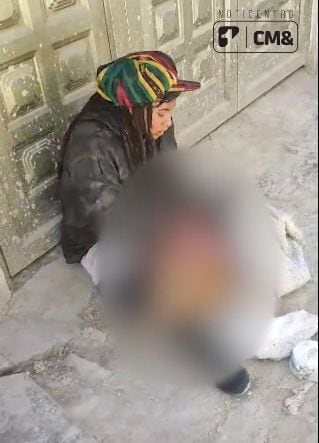 La comunidad confrontó al habitante de calle por comerse un perro.
