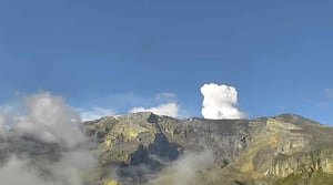 Panorámica del volcán Nevado del Ruiz 5 de abril 8:00 a. m.