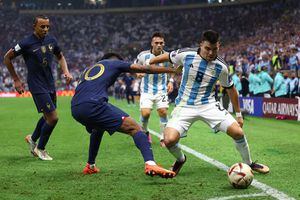 
El argentino Marcos Acuña en acción con el francés Kingsley Coman, Copa Mundial de la FIFA Qatar 2022 - final - Argentina contra Francia - Lusail Stadium, Lusail, Qatar - 18 de diciembre de 2022