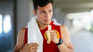 Hombre comiendo antes de hacer ejercicio