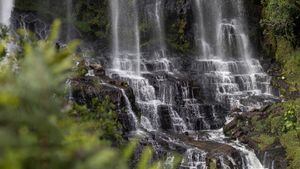 El Manto de la Virgen es la cascada más alta del municipio, dividida en dos secciones de caída que juntas suman 180 metros.