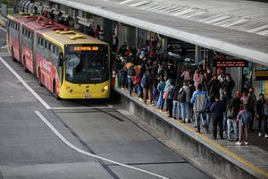 Trasmilenio portal norte, buses llenos, gente esperando bus en cuarentena estricta