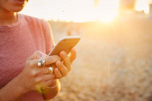 Carga de celular mediante una batería externa - Foto: Getty Images/iStockphoto