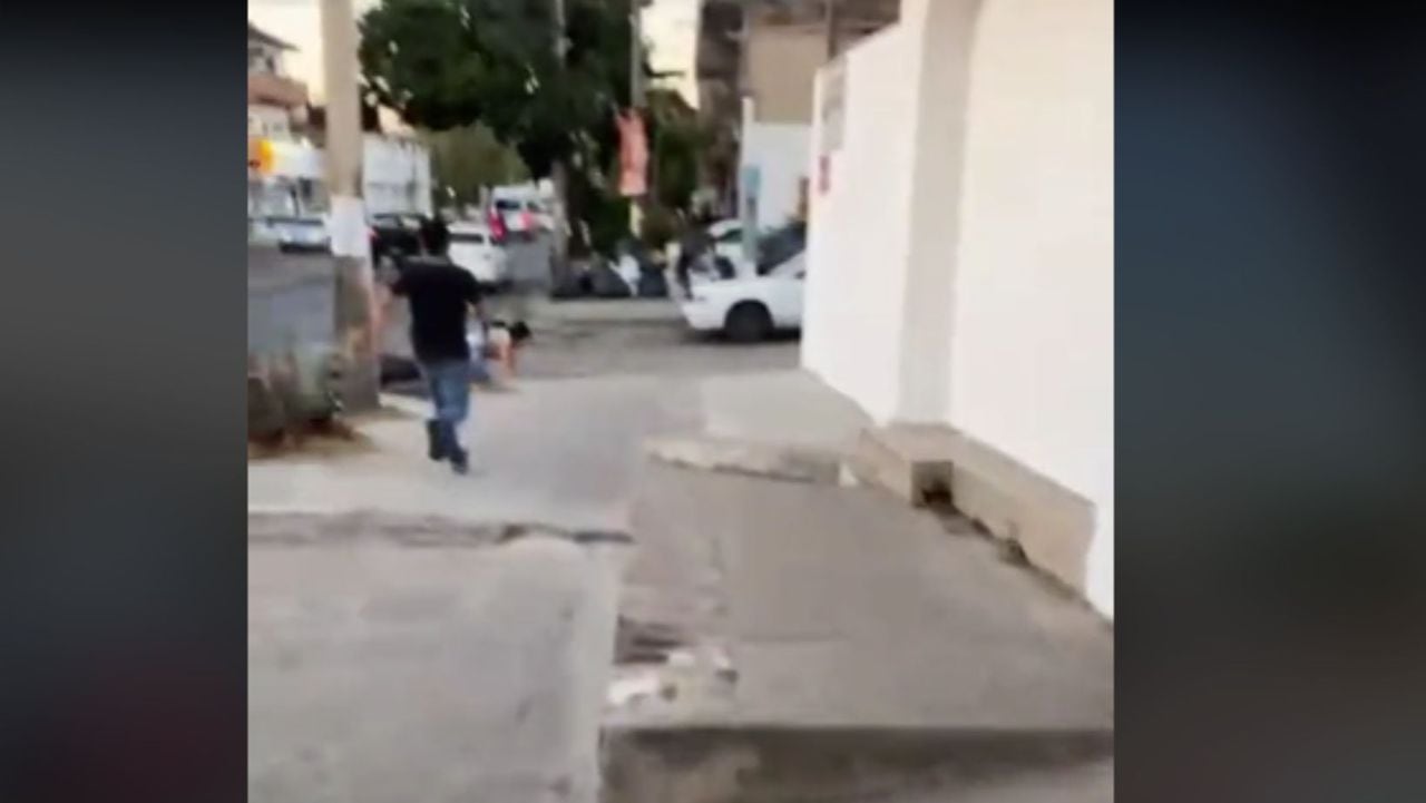 Video: Mujer que había comprado su moto la estrelló sacándola del concesionario