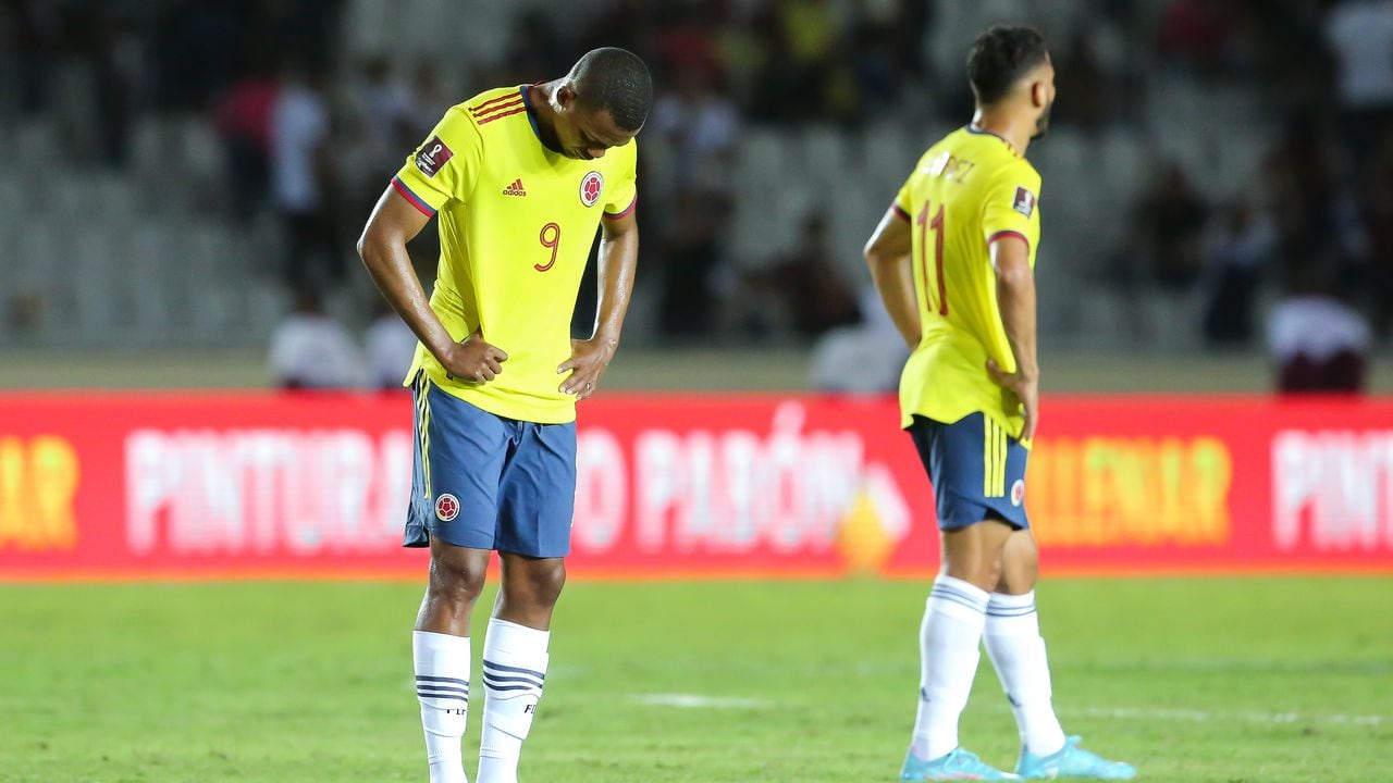 Jugadores de la Selección Colombia cabizbajos