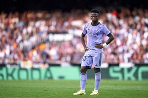 Valencia CF v Real Madrid CF - LaLiga - Vinicius Junior mirando a la grada mientras lo insultan.