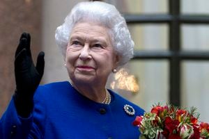 En esta foto de archivo del martes 18 de diciembre de 2012, la reina Isabel II de Gran Bretaña mira hacia arriba y saluda a los miembros del personal de la Oficina de Asuntos Exteriores y de la Commonwealth al finalizar una visita oficial que forma parte de las celebraciones de su Jubileo en Londres. La reina Isabel II, la monarca con el reinado más largo de Gran Bretaña y un símbolo de estabilidad durante gran parte de un siglo turbulento, murió el jueves 8 de septiembre de 2022. Tenía 96 años.