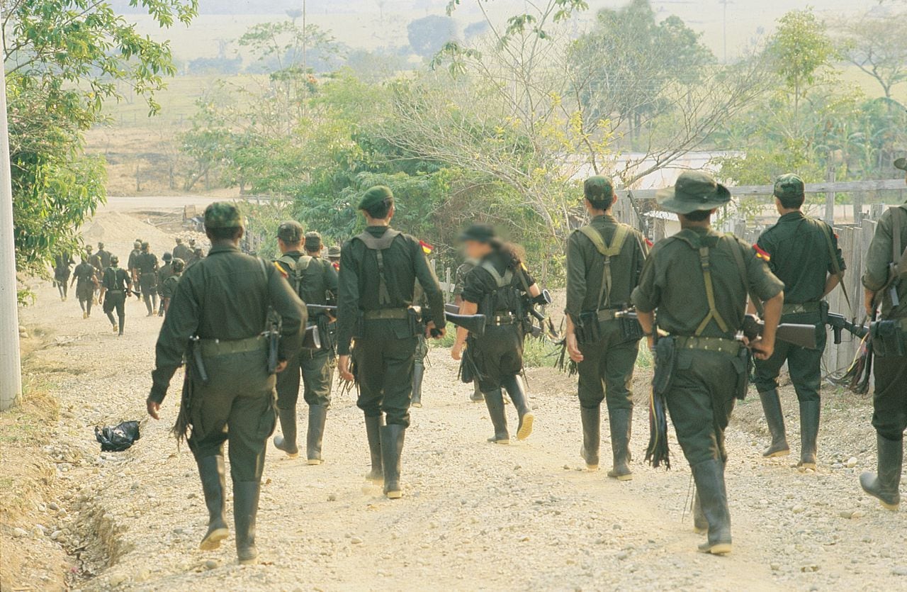 Guerrilla Farc. Guerrilleros hacen recorrido en el  pueblo. Ene 2000