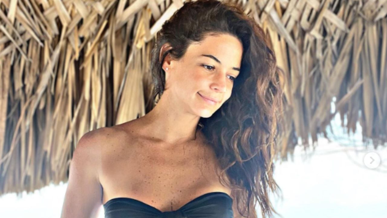 Maleja Restrepo posa en bikini mientras está en una cabaña en la paya.
