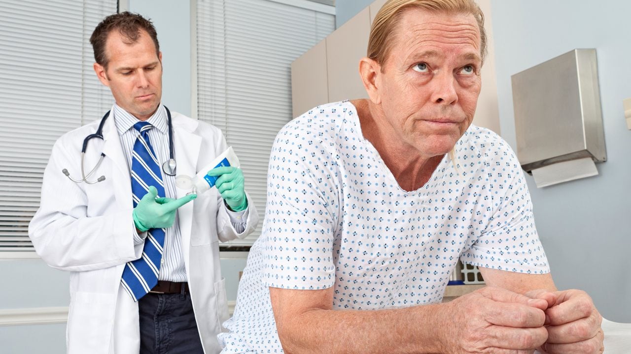 Hombre durante un examen de próstata