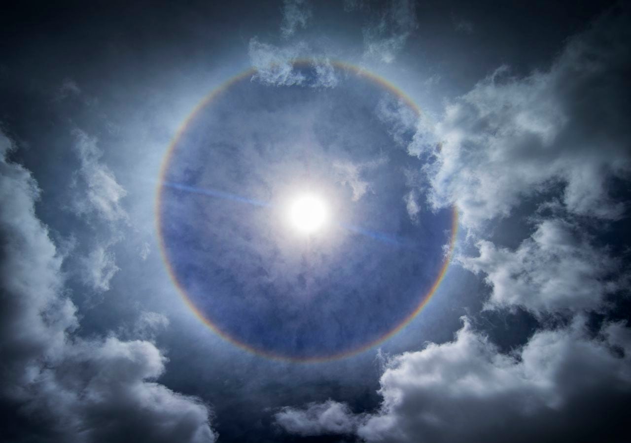 El halo solar es un fenómeno óptico diferente al arcoíris.