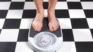 Ejercicio, alimentación y hábitos saludables ayudan a bajar de peso luego de los 50 años. Foto: Getty Images.