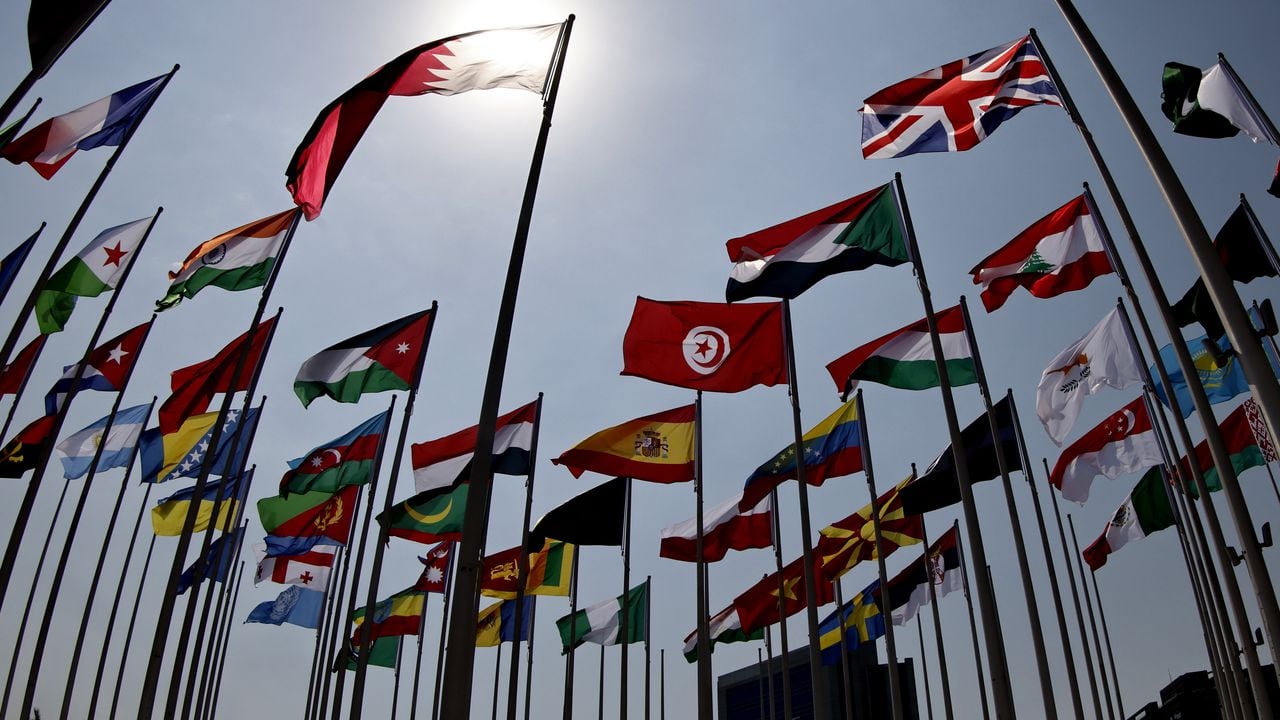 Banderas de las selecciones que estarán presentes en el Mundial de Qatar 2022