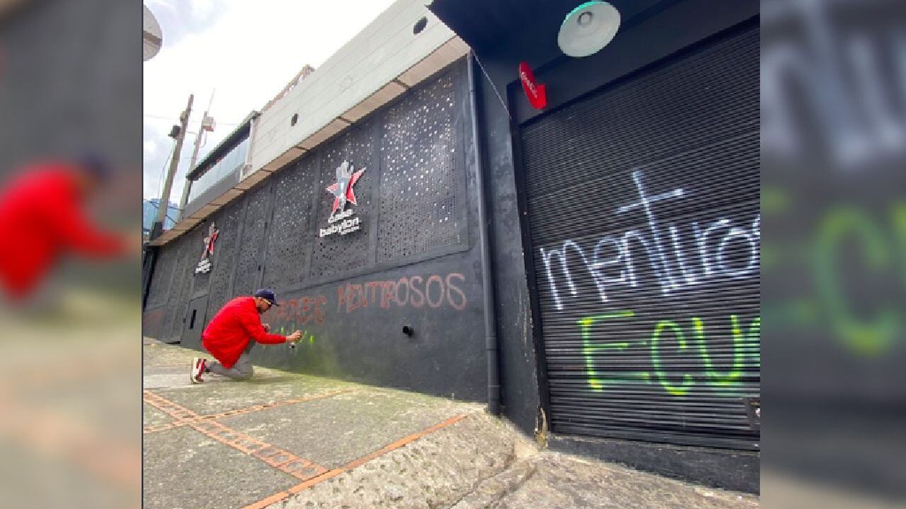 Graffitean Casa Babylon, bar ubicado en barrio de Chapinero en Bogotá, tras el anuncio de cancelación del Jamming Festival.