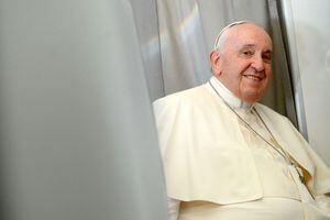 El Papa Francisco regresando de Yuba (Sudán del Sur), el 5 de febrero de 2023, a bordo del avión papal con destino a Roma, marcando la conclusión de su Viaje Apostólico de 6 días a Sudán del Sur y la República Democrática del Congo. (Foto de Vatican Media vía Vatican Pool/Getty Images)