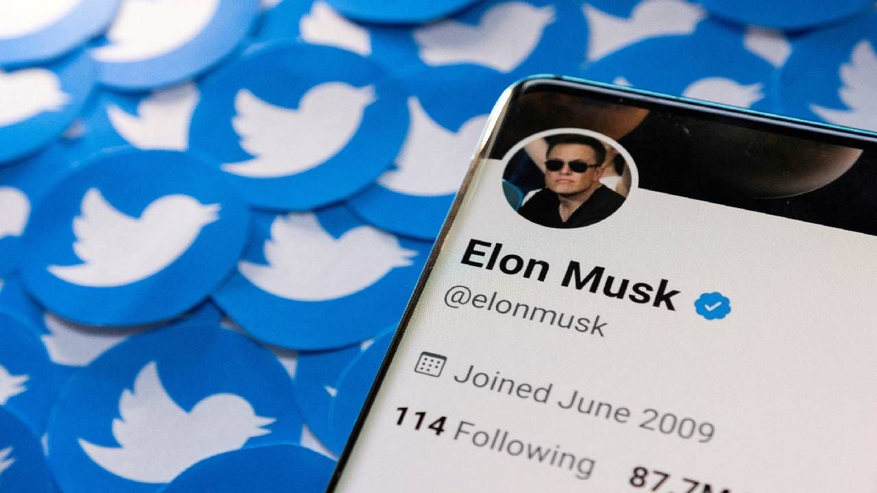 La ilustración muestra el perfil de Twitter de Elon Musk en un teléfono inteligente y los logotipos impresos de Twitter.