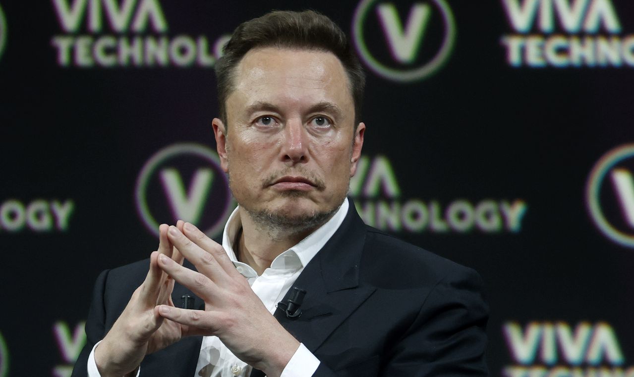 Elon Musk lanzó su primer ataque contra Threads tras su éxito en las primeras horas de lanzamiento.