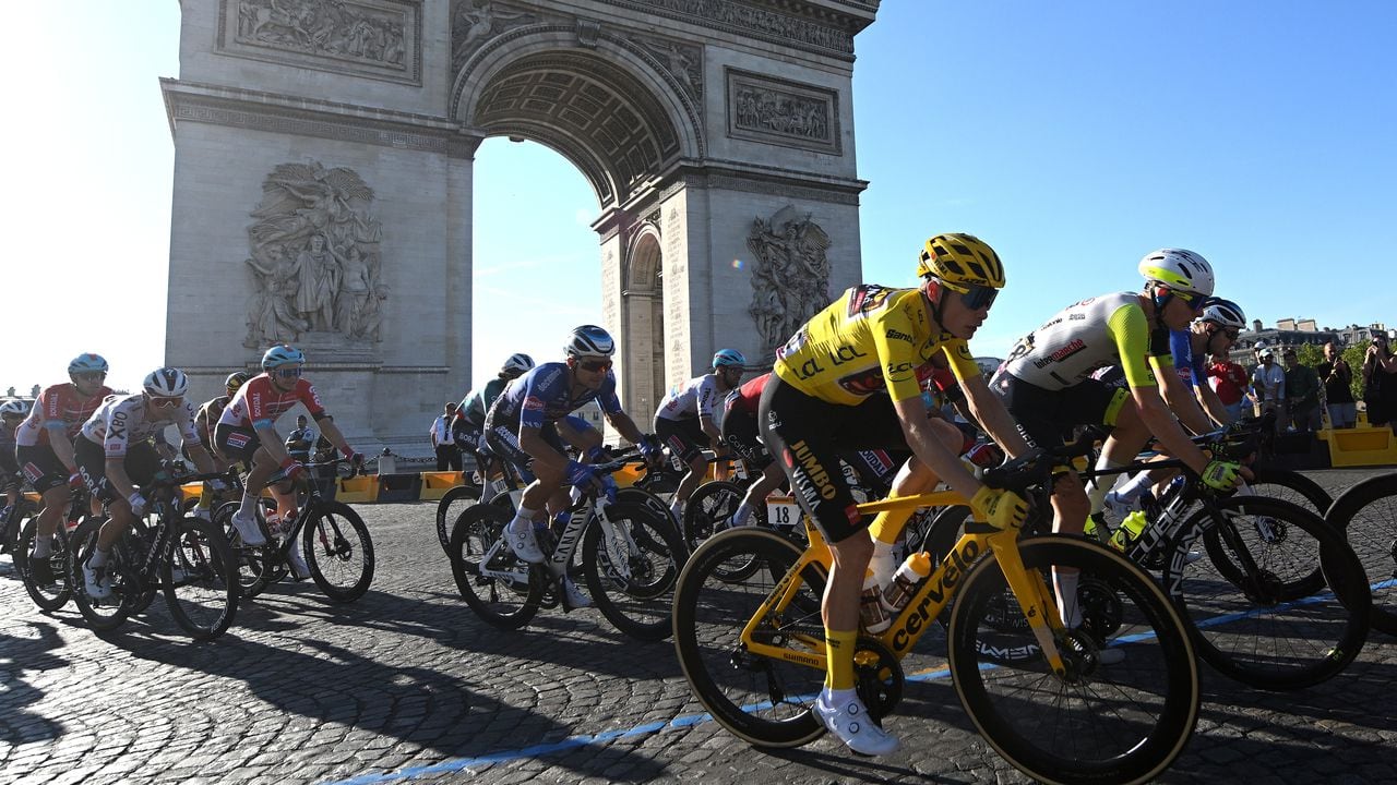 Tour de Francia 2022: el pelotón transita por las calles de París, lugar donde se llevó a cabo la etapa 21.