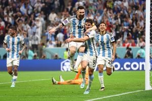 El argentino Julián Álvarez celebra marcar su segundo gol con Lionel Messi y Nahuel Molina durante el partido de fútbol de semifinales de la Copa del Mundo entre Argentina y Croacia en el Estadio Lusail en Lusail, Qatar, el martes 13 de diciembre de 2022.