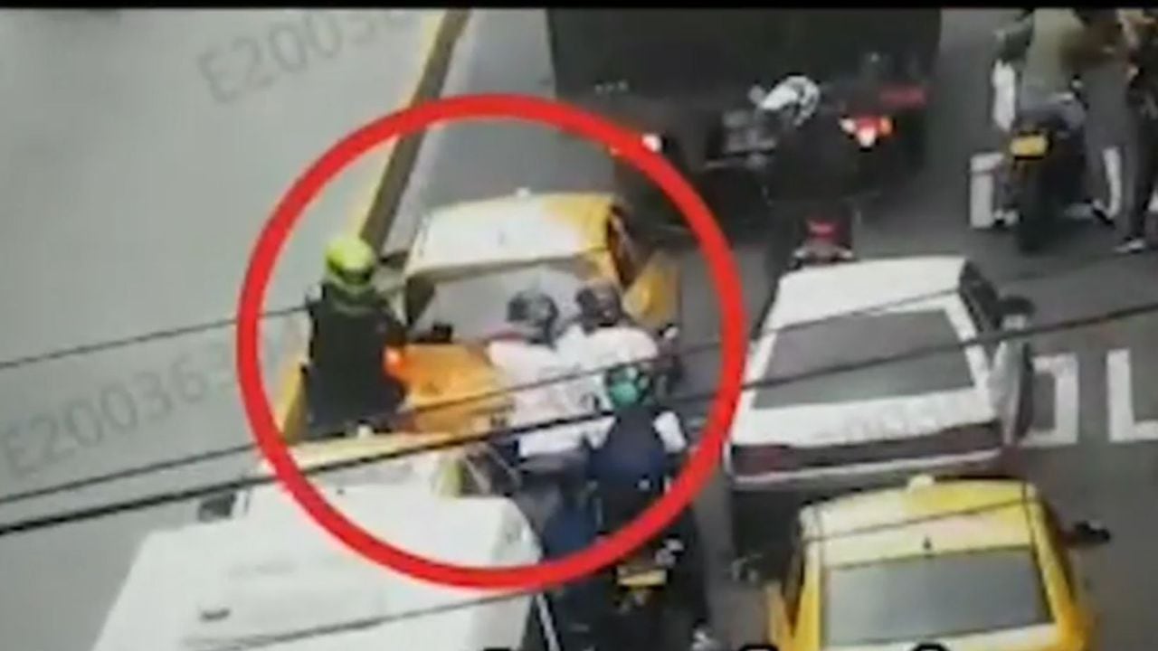 Persecución de película en Medellín: policías contra dos ladrones que habían robado moto
