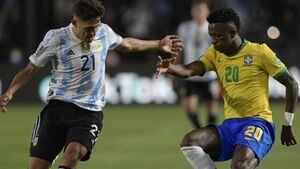 Nahuel Molina y Vinicius Junior en acción en el Estadio San Juan del Bicentenario, en San Juan, Argentina, el 16 de noviembre de 2021 (Photo by Juan Mabromata / AFP)