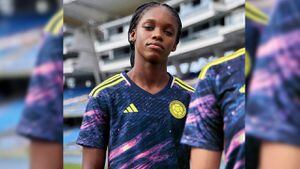 Linda Caicedo luciendo la nueva camiseta de la Tricolor