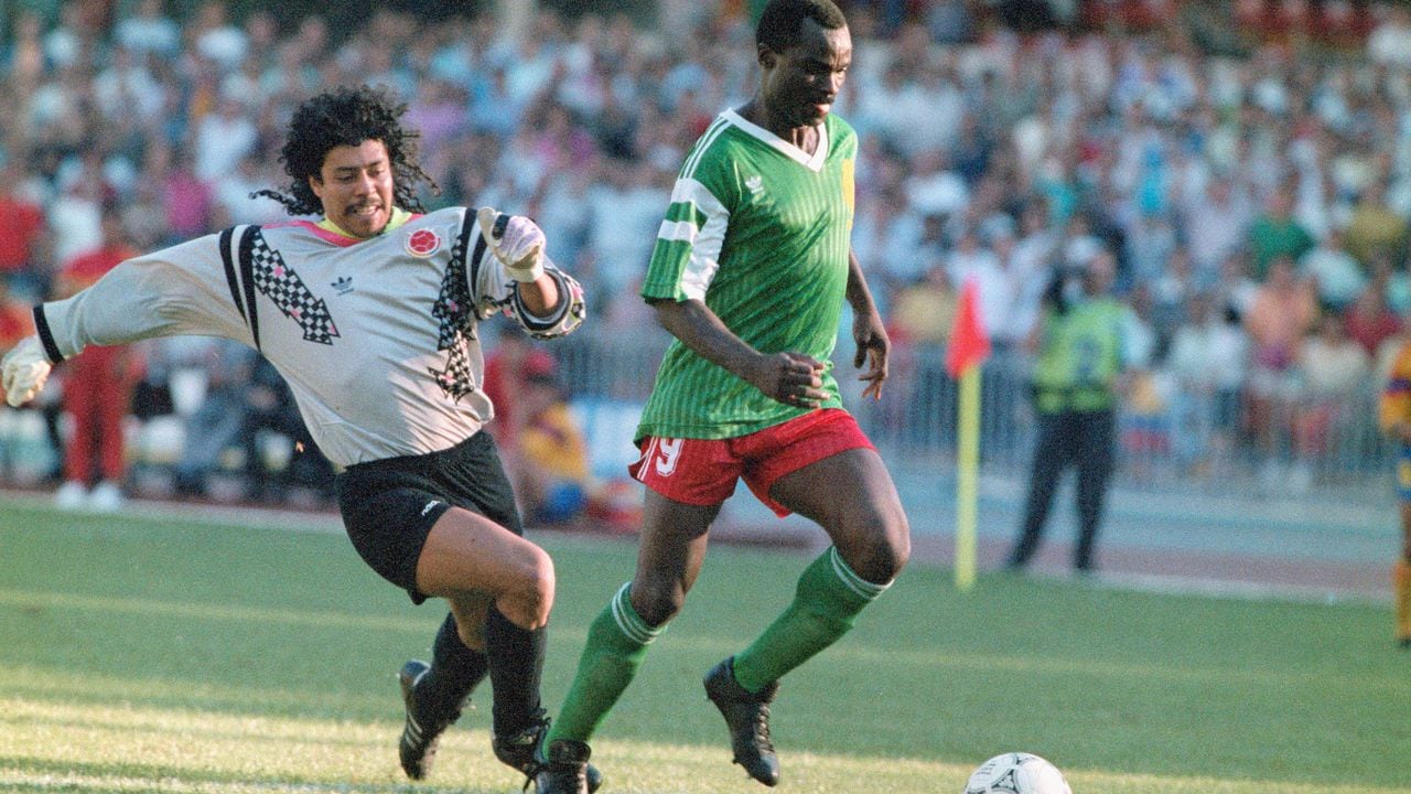 El goleador camerunés de 38 años, Roger Milla (izq., delante), le quita el balón al portero colombiano René Higuita (dcha.) y gana la carrera. Mila marca uno de sus dos goles contra Colombia durante la prórroga. Camerún gana este partido de octavos de final de la Copa Mundial de la FIFA 1990 por 2:1 (0:0 después de los 90 minutos) contra Colombia en el estadio San Paolo de Nápoles, Italia, el 23 de junio de 1990. Camerún es el primer equipo africano que llega a los cuartos de final de un mundial. (Foto de dpa/picture alliance vía Getty Images)