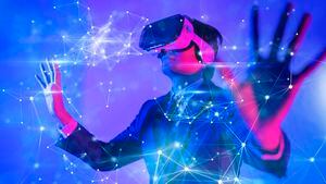 Tecnología del mundo cibernético digital Metaverse, hombre con gafas de realidad virtual VR jugando juegos y entretenimiento de realidad aumentada AR, estilo de vida futurista