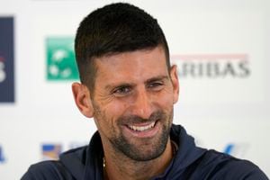 Novak Djokovic sonríe durante una conferencia de prensa en el Abierto de Italia, el jueves 11 de mayo de 2023, en Roma (AP Foto/Alessandra Tarantino)