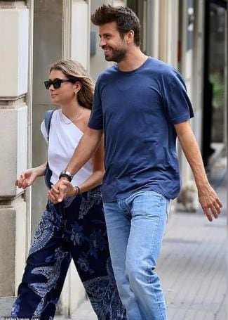 Clara Chía y Piqué paseando pro las calles de Barcelona