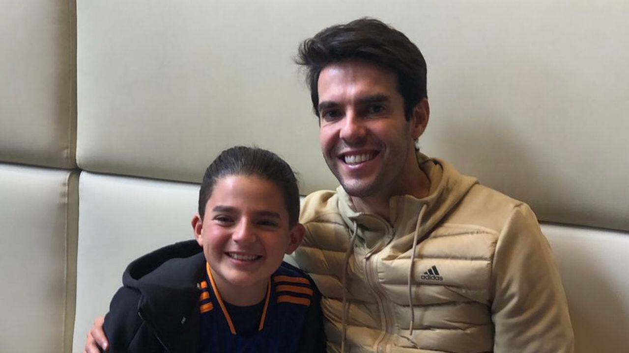 Kaká compartió con un pequeño seguidor de 12 años.