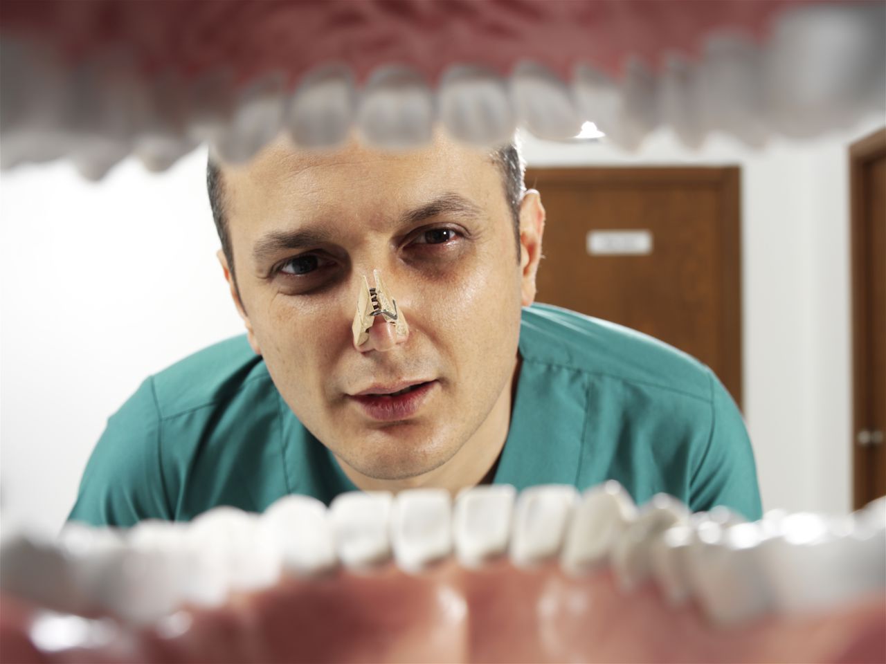 Odontólogo revisa la boca de un hombre