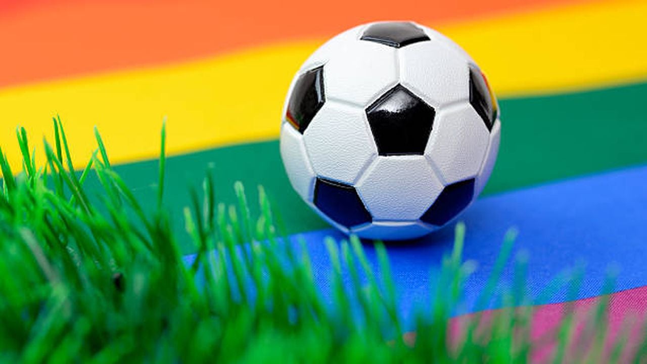 En Colombia el fútbol sigue enclosetado: los pocos casos que se han presentado de futbolistas que cuentan su orientación homosexual, han terminado vetados de sus clubes.