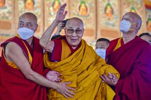 El líder espiritual tibetano, el Dalai Lama, se disculpó el 10 de abril de 2023 después de que un video que lo mostraba pidiéndole a un niño que le chupara la lengua provocó una reacción violenta en las redes sociales. (Foto de Sanjay KUMAR / AFP)
