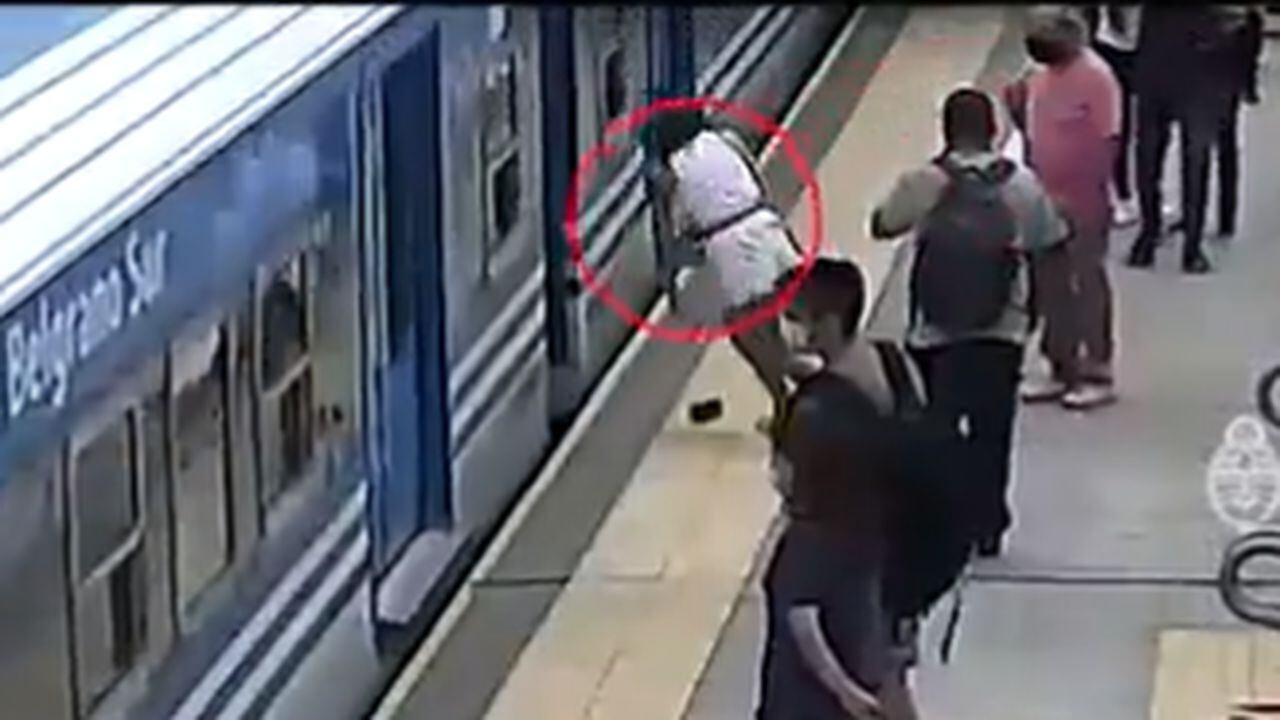 Mujer se salva de milagro en vias del tren